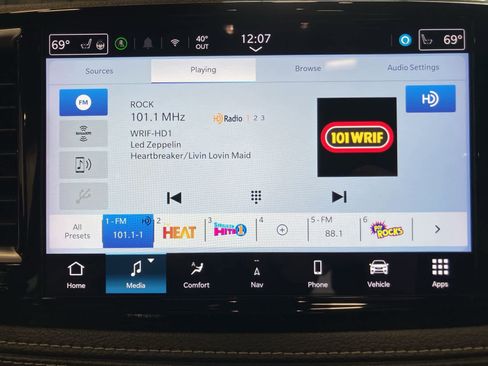 Used 2025 Chrysler Pacifica Limited image 22