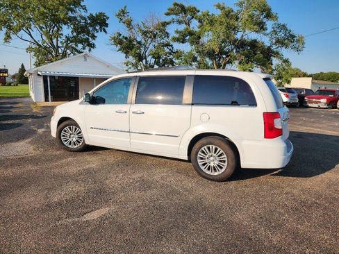 Used 2016 Chrysler Town & Country Touring-L FWD image 8