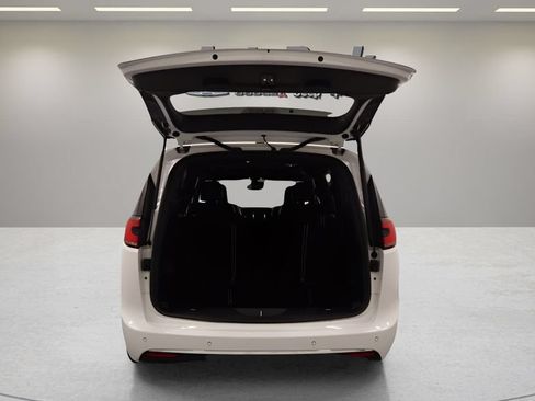 Certified 2025 Chrysler Pacifica Select FWD image 23