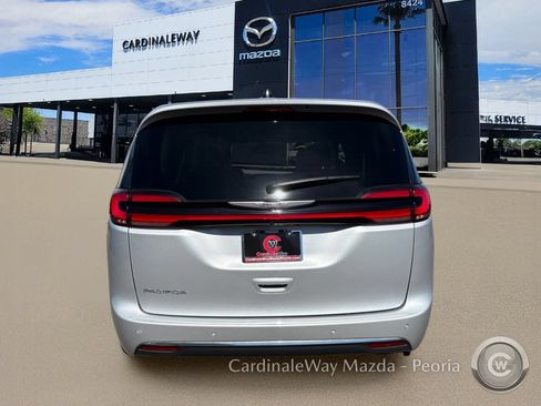 Used 2024 Chrysler Pacifica Touring-L FWD image 7