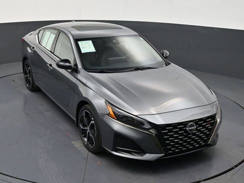 Used 2024 Nissan Altima 2.5 SR w/ SR Premium Package FWD image 19