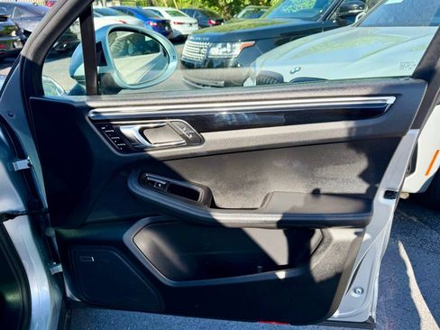 Used 2017 Porsche Macan AWD/4WD image 30