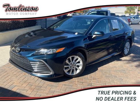 Used 2021 Toyota Camry LE image 1