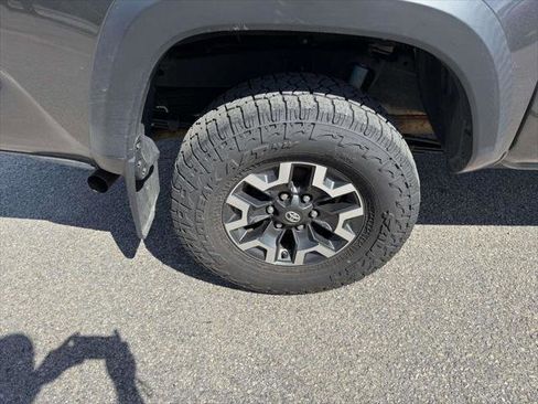 Certified 2017 Toyota Tacoma TRD Off-Road w/ Tow Package (A/T) AWD/4WD image 9