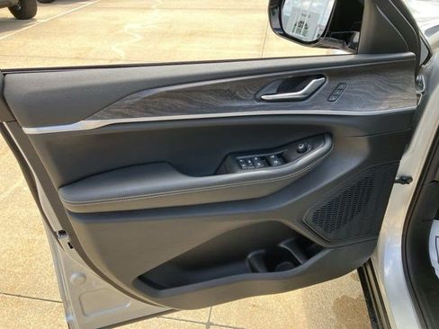 New 2026 Jeep Grand Cherokee Limited w/ Limited Altitude Package AWD/4WD image 9