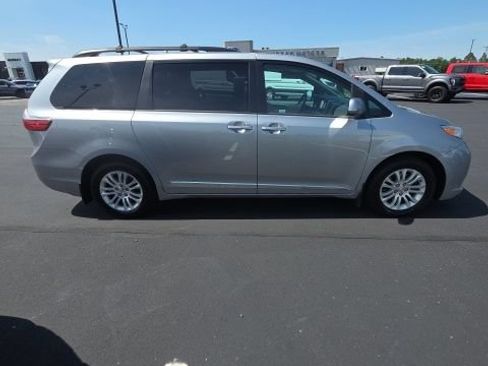 Used 2017 Toyota Sienna XLE w/ XLE Navigation Package FWD image 4