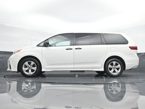 Used 2020 Toyota Sienna L image 17
