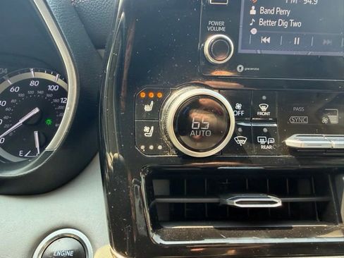 Used 2020 Toyota Highlander Limited FWD image 43
