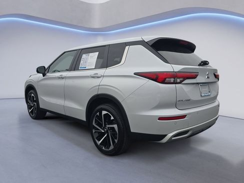 Used 2024 Mitsubishi Outlander SE image 3