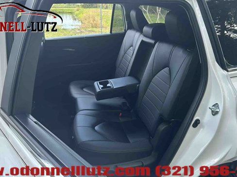 Used 2024 Toyota Highlander XLE FWD image 12