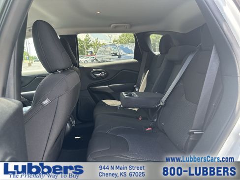 Used 2019 Jeep Cherokee Latitude w/ Popular Appearance Group AWD/4WD image 18