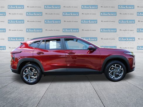 Used 2025 Chevrolet Trax LT w/ LT Convenience Package FWD image 4