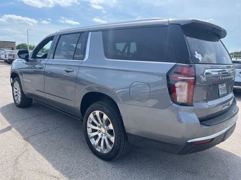 Used 2021 Chevrolet Suburban LT RWD image 4
