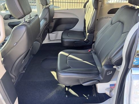 Used 2024 Chrysler Pacifica Touring-L image 11