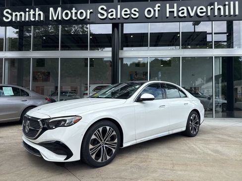 Used 2025 Mercedes-Benz E 350 4MATIC Sedan image 4