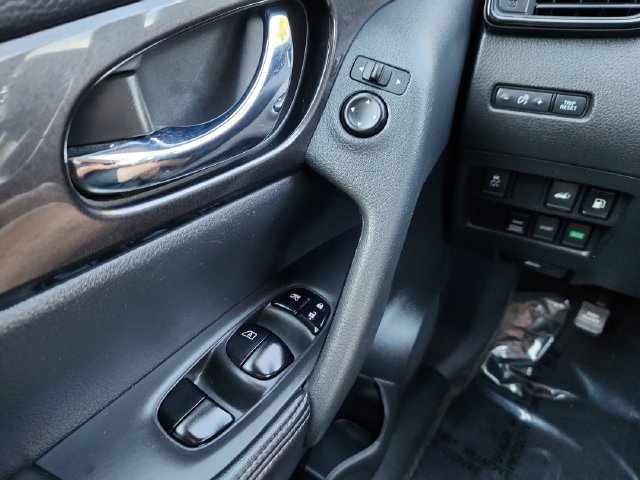 Used 2018 Nissan Rogue SV AWD/4WD image 36