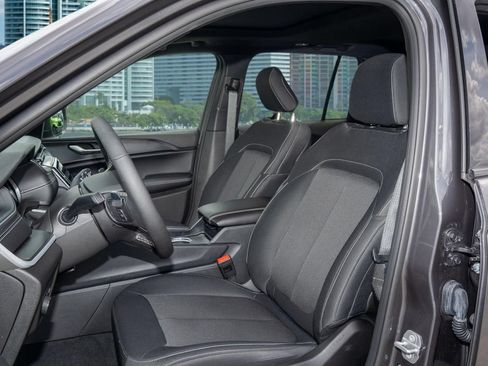Used 2025 Jeep Grand Cherokee Laredo w/ Luxury Tech Group I RWD image 16