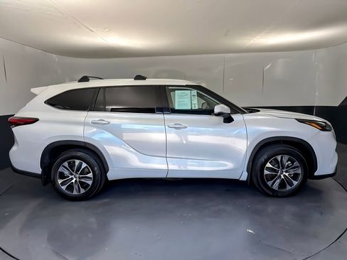 Used 2022 Toyota Highlander XLE FWD image 2
