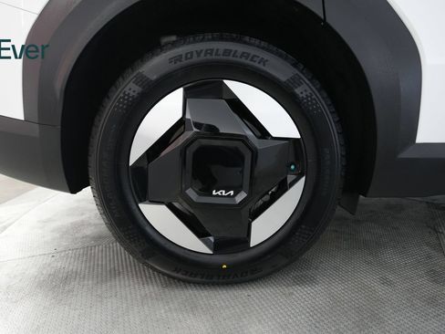 Used 2024 Kia EV9 Light Long Range RWD image 22