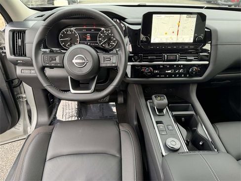New 2025 Nissan Pathfinder SL image 17