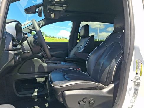Used 2025 Chrysler Pacifica Limited FWD image 13