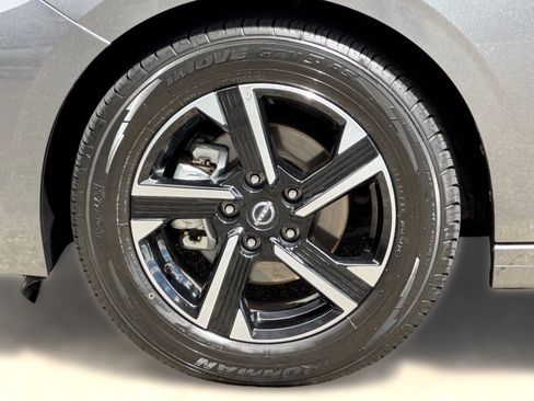 Used 2025 Nissan Sentra SV FWD image 13