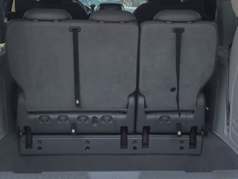 Used 2008 Chrysler Town & Country Touring FWD image 26