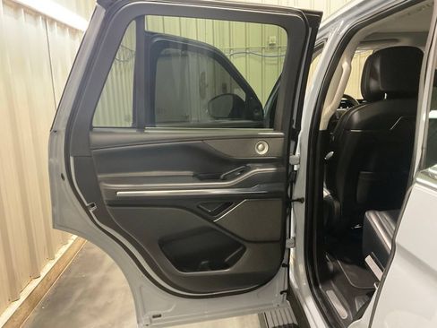 Used 2025 Lincoln Navigator Reserve AWD/4WD image 11