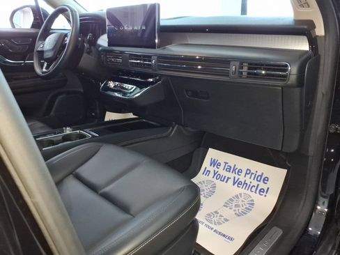 Used 2025 Lincoln Corsair AWD w/ Rear Removable Package Tray image 9