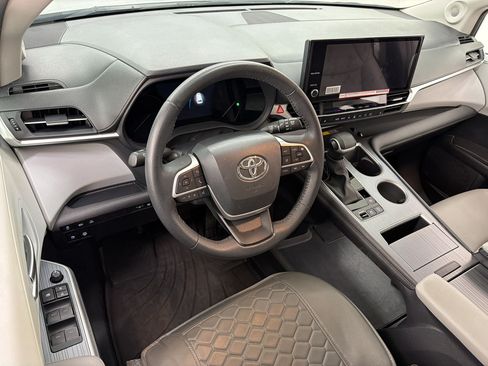 Used 2025 Toyota Sienna XLE w/ XLE Plus Package AWD/4WD image 4