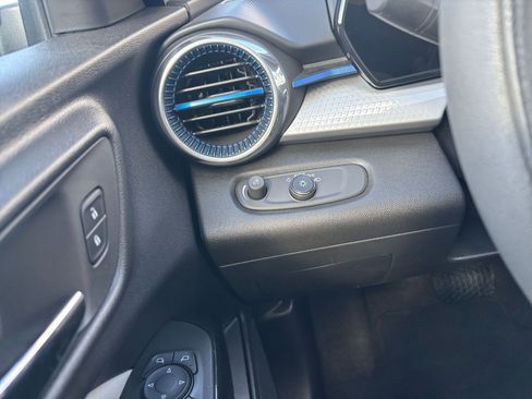 Used 2025 Chevrolet Trax LT image 32