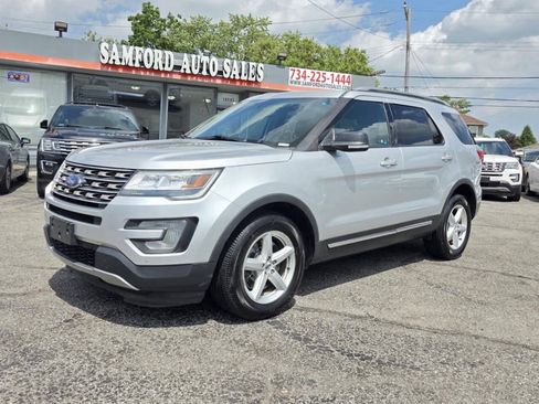 Used 2017 Ford Explorer XLT w/ Equipment Group 202A AWD/4WD image 2