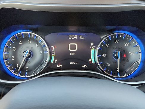 Used 2024 Chrysler Pacifica Touring-L image 10