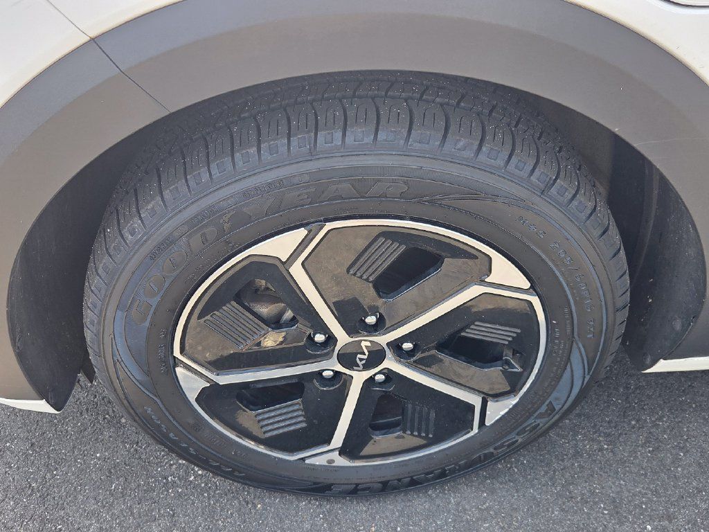 Used 2023 Kia Niro EX w/ EX Cold Weather Package FWD image 11