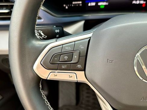 Certified 2022 Volkswagen Taos SE FWD image 32