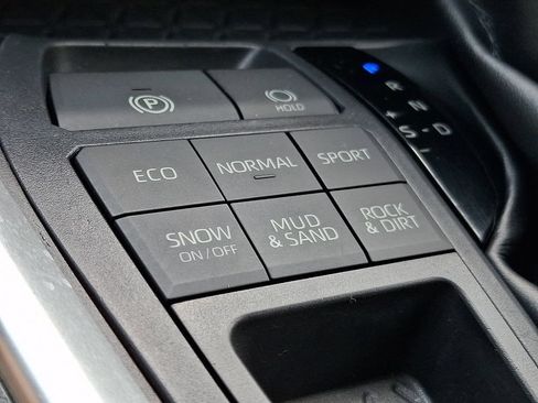 Used 2019 Toyota RAV4 LE AWD/4WD image 22