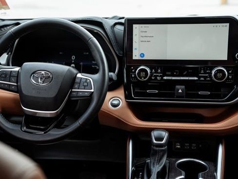 Used 2024 Toyota Highlander Platinum image 15