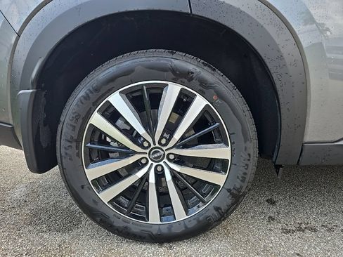 Used 2025 Nissan Pathfinder Platinum AWD/4WD image 11