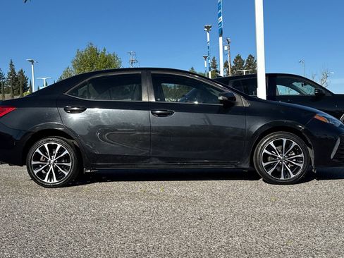 Used 2017 Toyota Corolla SE w/ SE Premium Package FWD image 7
