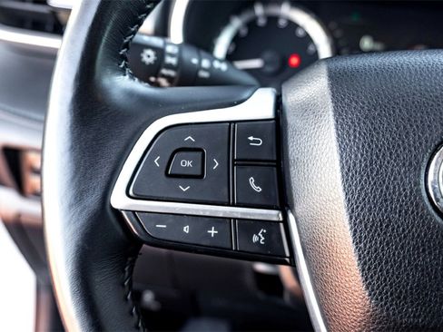 Used 2023 Toyota Highlander XLE image 18