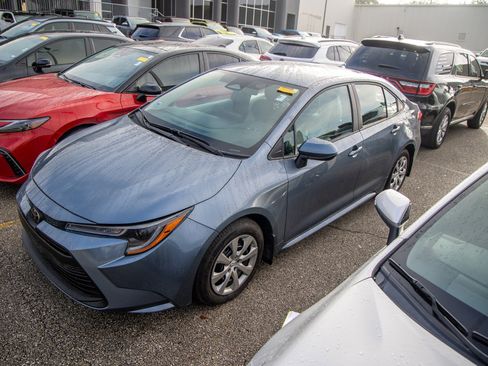 Used 2025 Toyota Corolla LE image 3