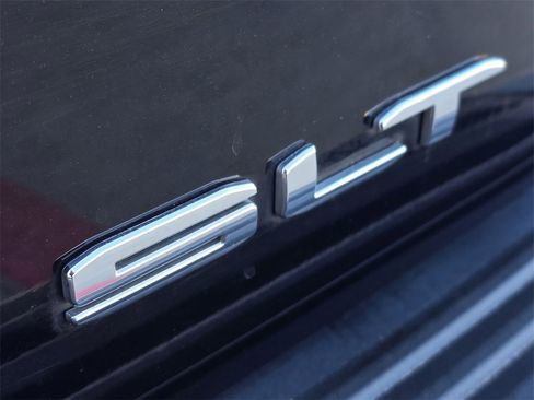 Used 2024 GMC Yukon SLT image 8