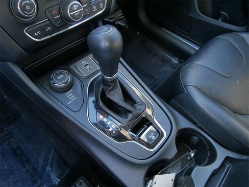 Used 2019 Jeep Cherokee Limited image 18