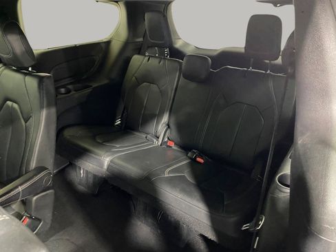 Used 2019 Chrysler Pacifica Touring-L w/ Advanced Safetytec Group FWD image 12
