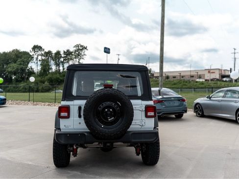 Used 2018 Jeep Wrangler Unlimited Sport AWD/4WD image 6