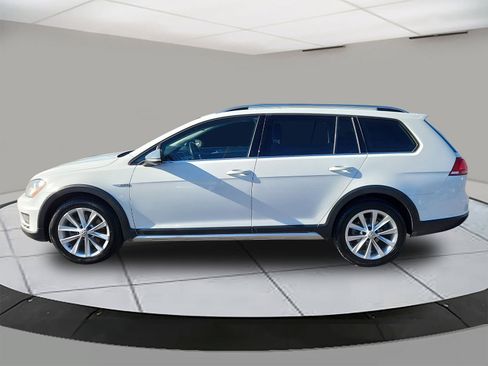Used 2017 Volkswagen Golf Alltrack SEL image 2