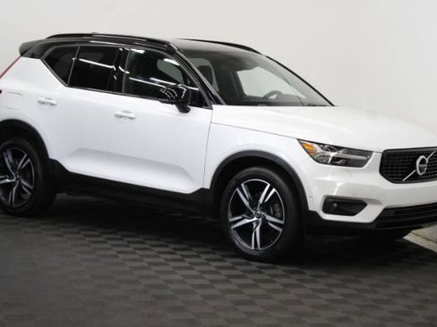 Used 2019 Volvo XC40 T4 R-Design FWD image 1