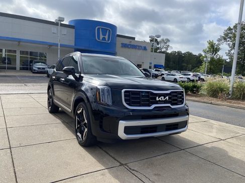 Used 2025 Kia Telluride S FWD image 2