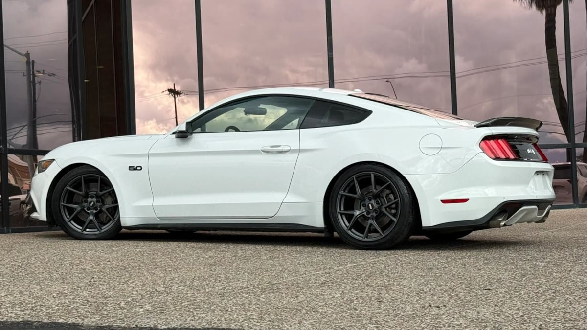 Used 2016 Ford Mustang GT Premium w/ Black Accent Package RWD image 6