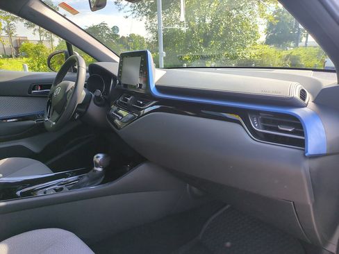 Used 2019 Toyota C-HR XLE FWD image 34
